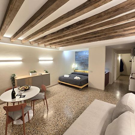 Cozy Studio With Canal View Venesia Bagian luar foto