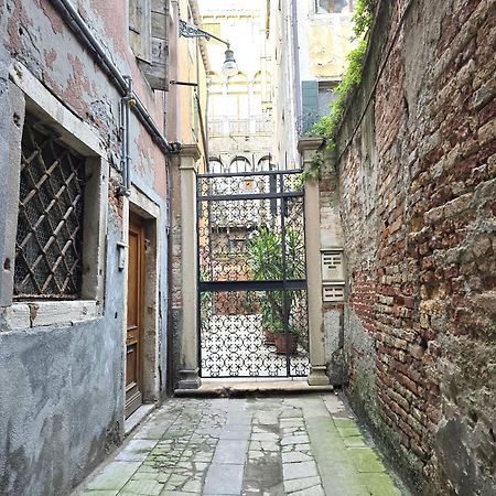 Cozy Studio With Canal View Venesia Bagian luar foto