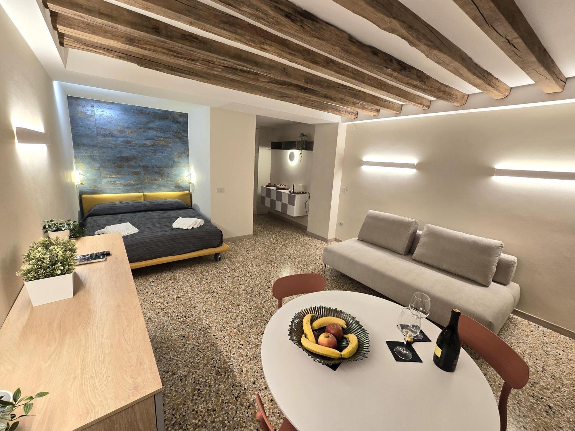 Cozy Studio With Canal View Venesia Bagian luar foto