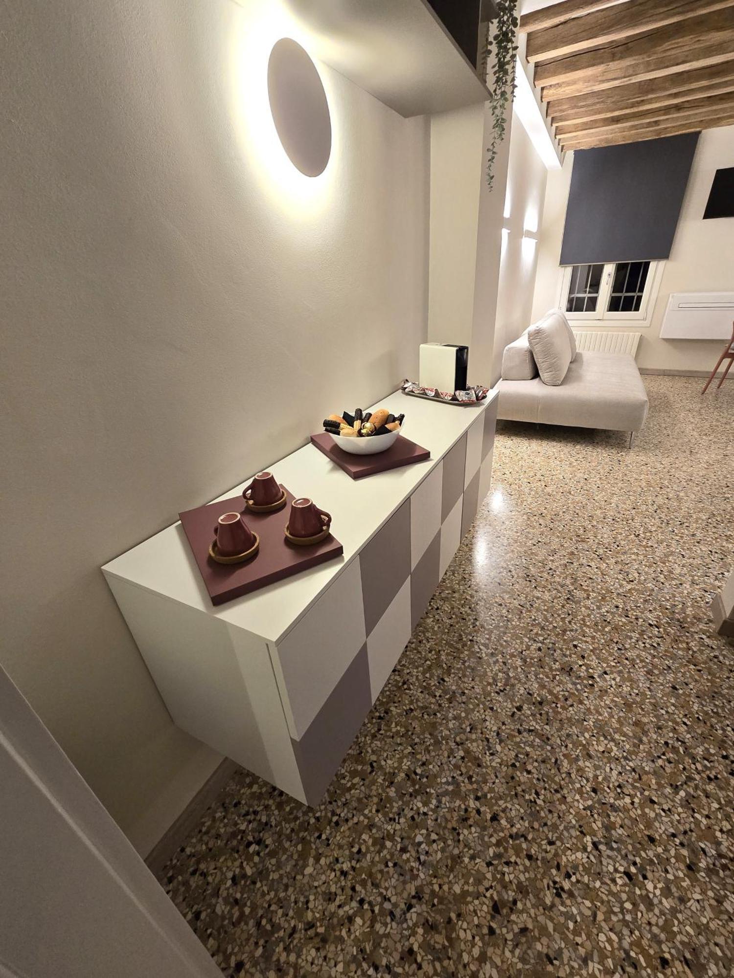 Cozy Studio With Canal View Venesia Bagian luar foto
