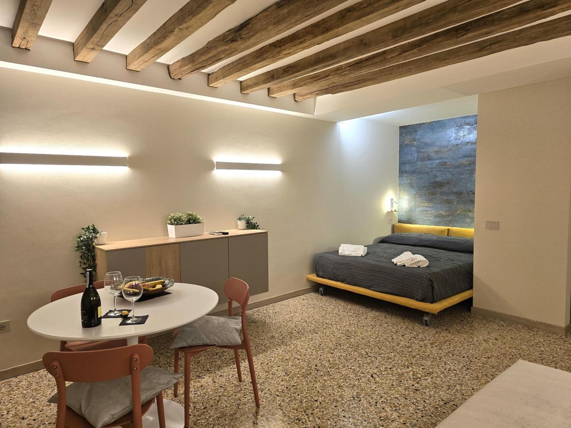 Cozy Studio With Canal View Venesia Bagian luar foto