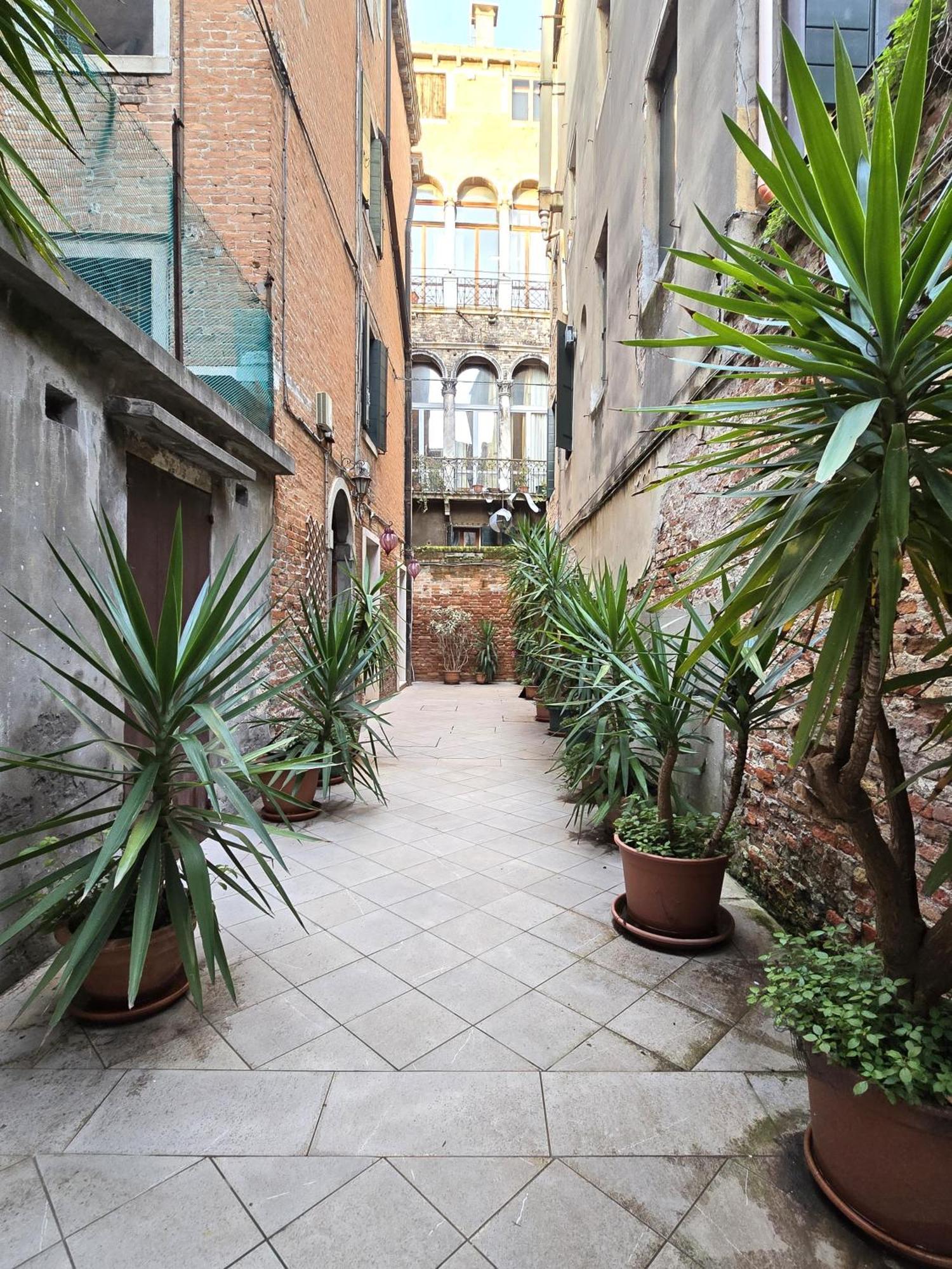 Cozy Studio With Canal View Venesia Bagian luar foto