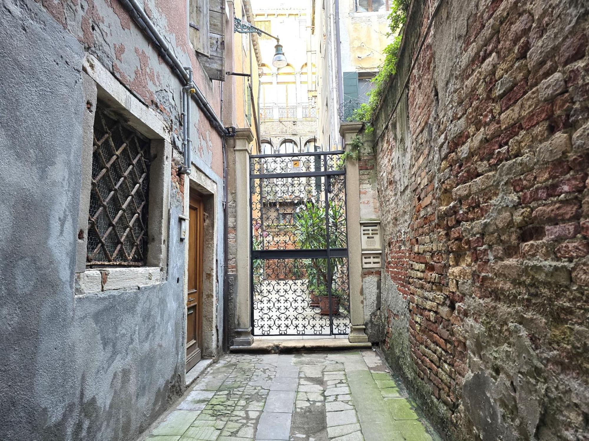 Cozy Studio With Canal View Venesia Bagian luar foto