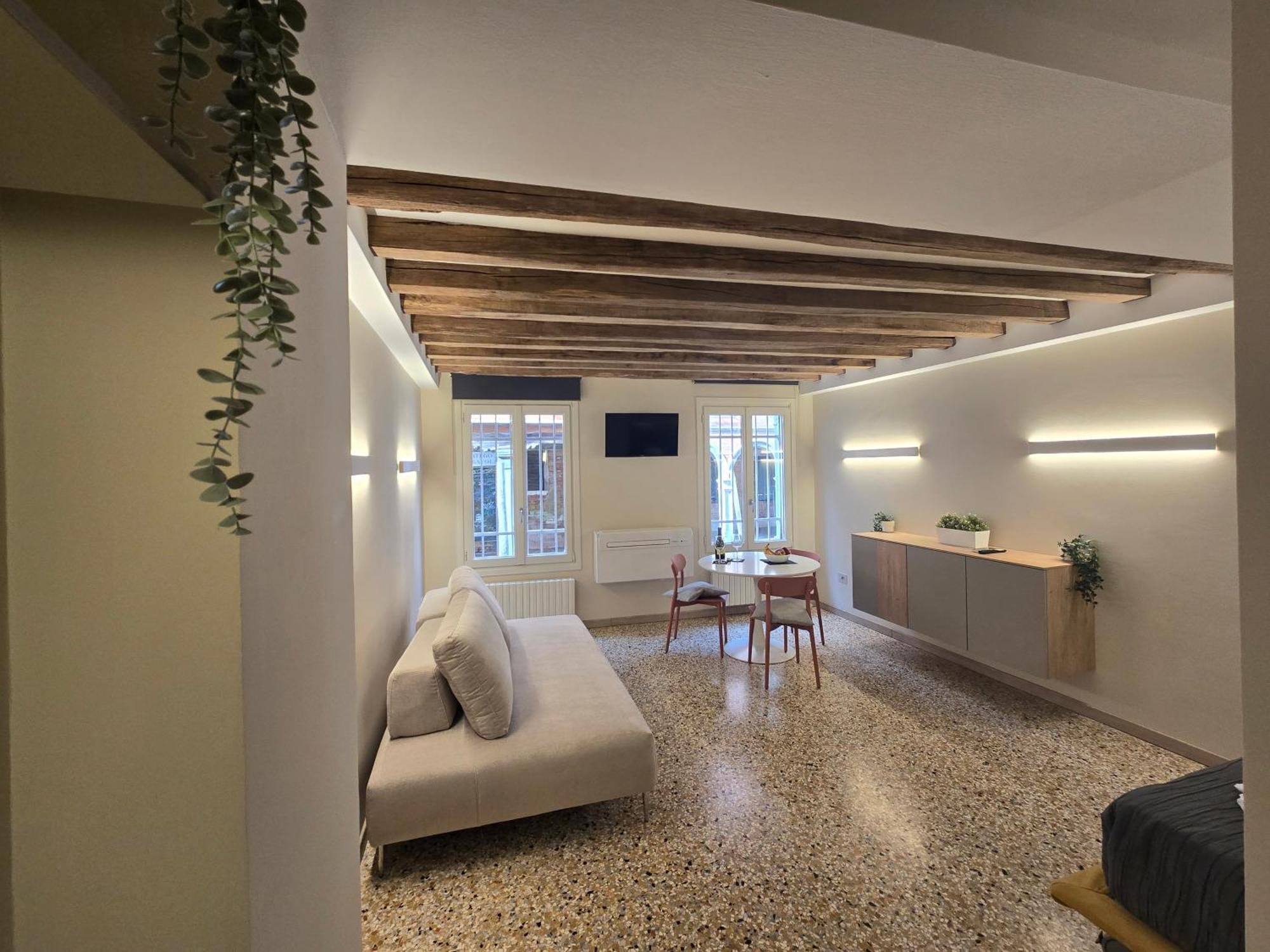 Cozy Studio With Canal View Venesia Bagian luar foto