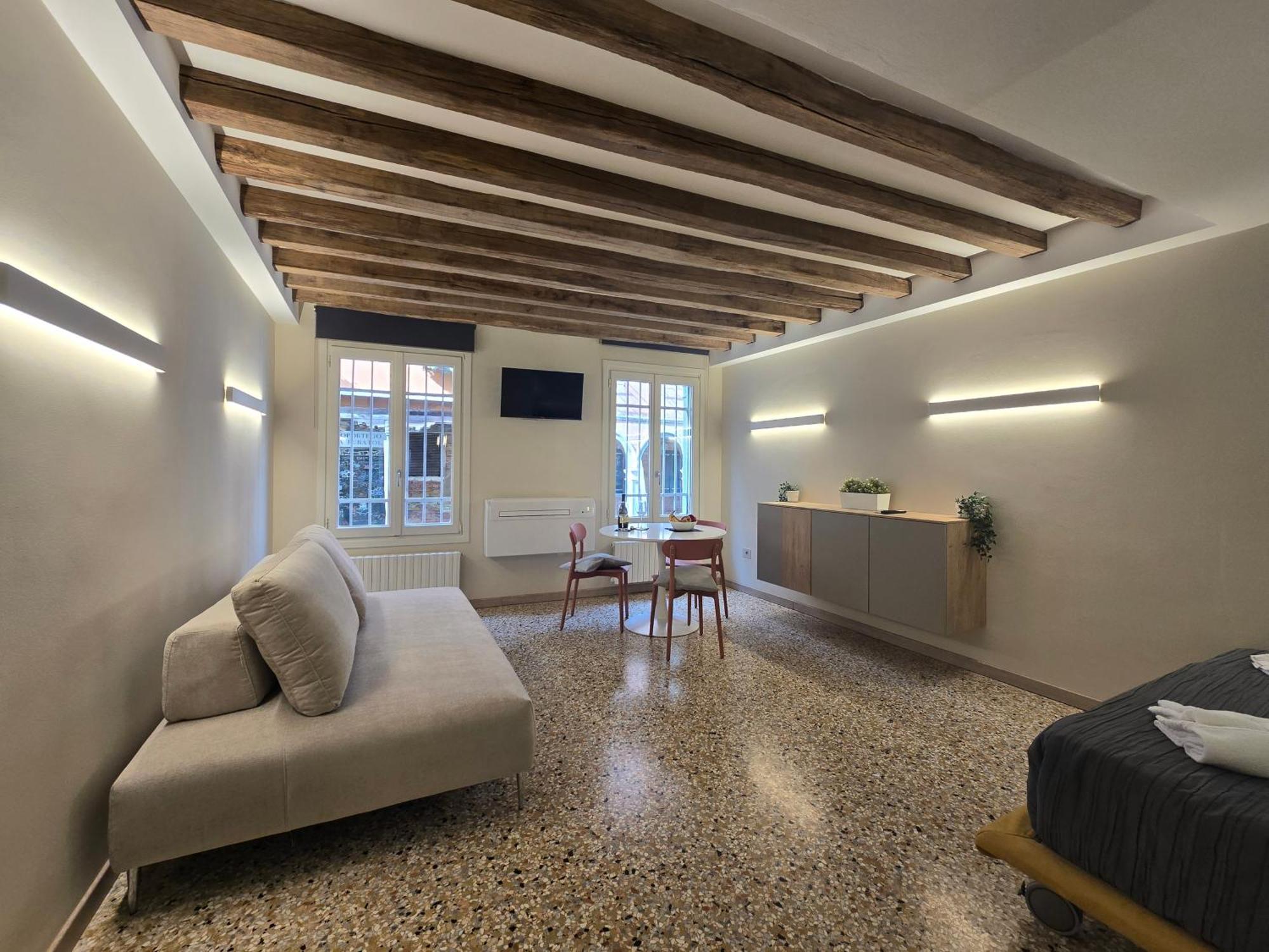 Cozy Studio With Canal View Venesia Bagian luar foto
