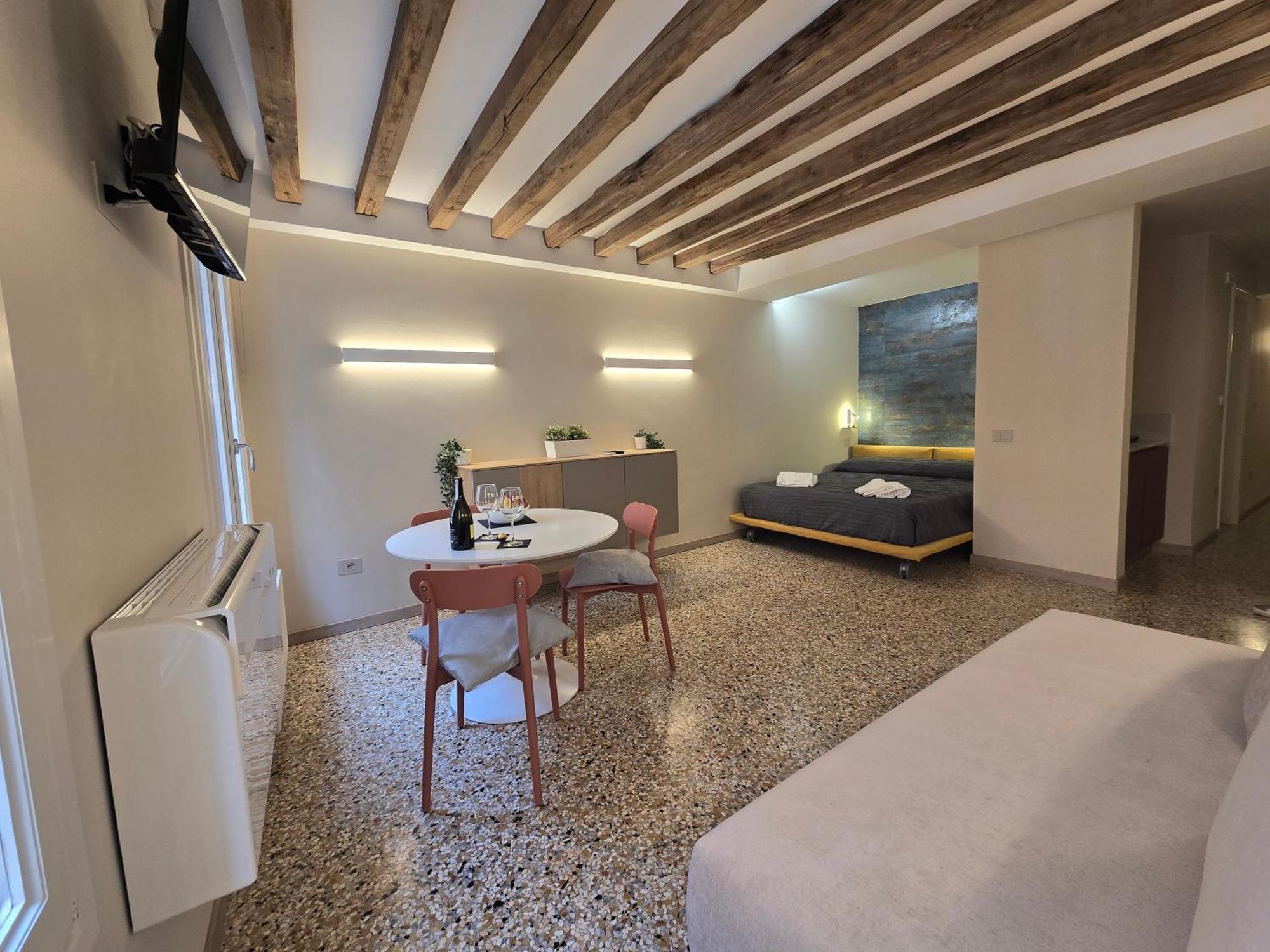 Cozy Studio With Canal View Venesia Bagian luar foto