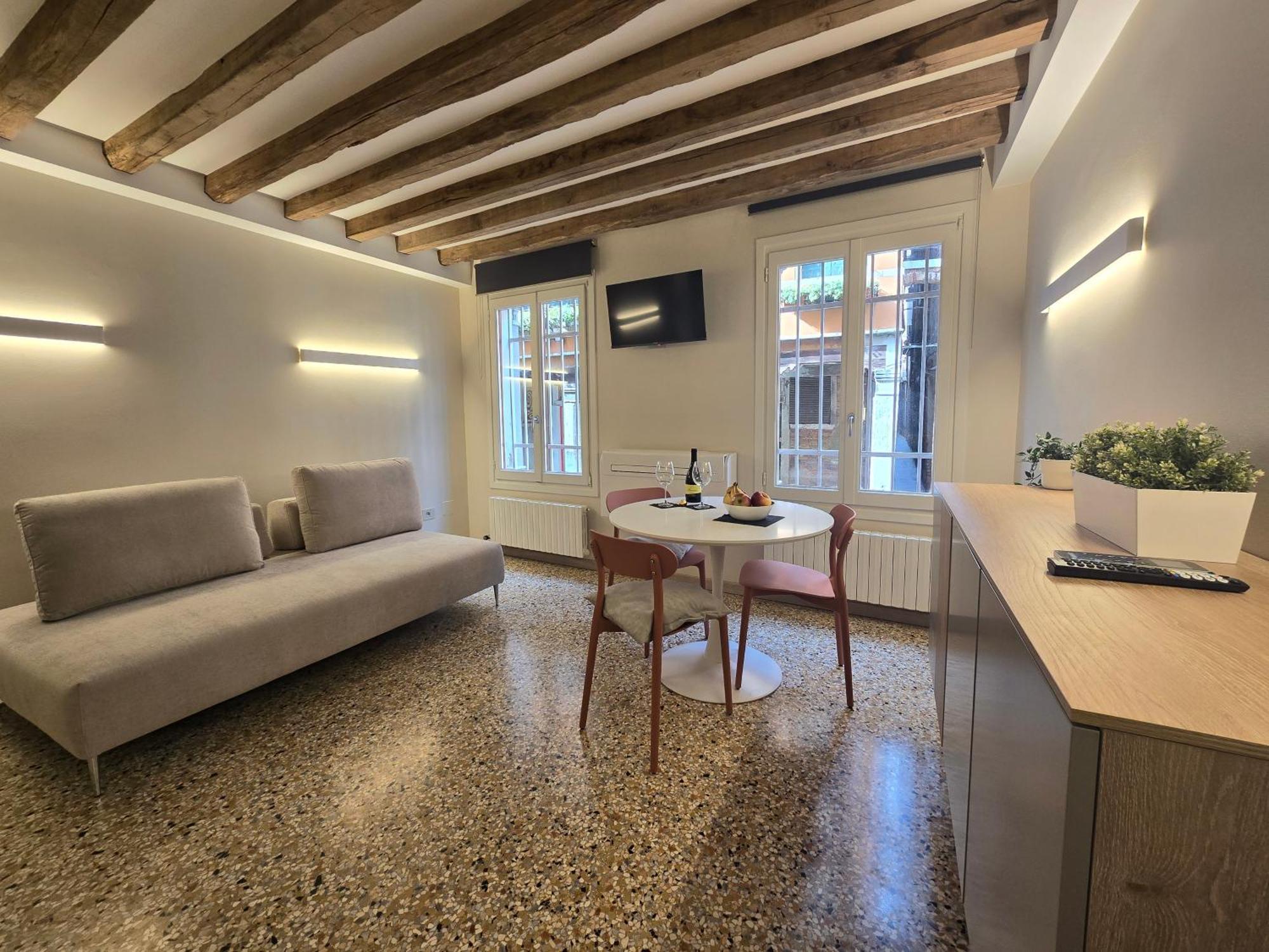 Cozy Studio With Canal View Venesia Bagian luar foto