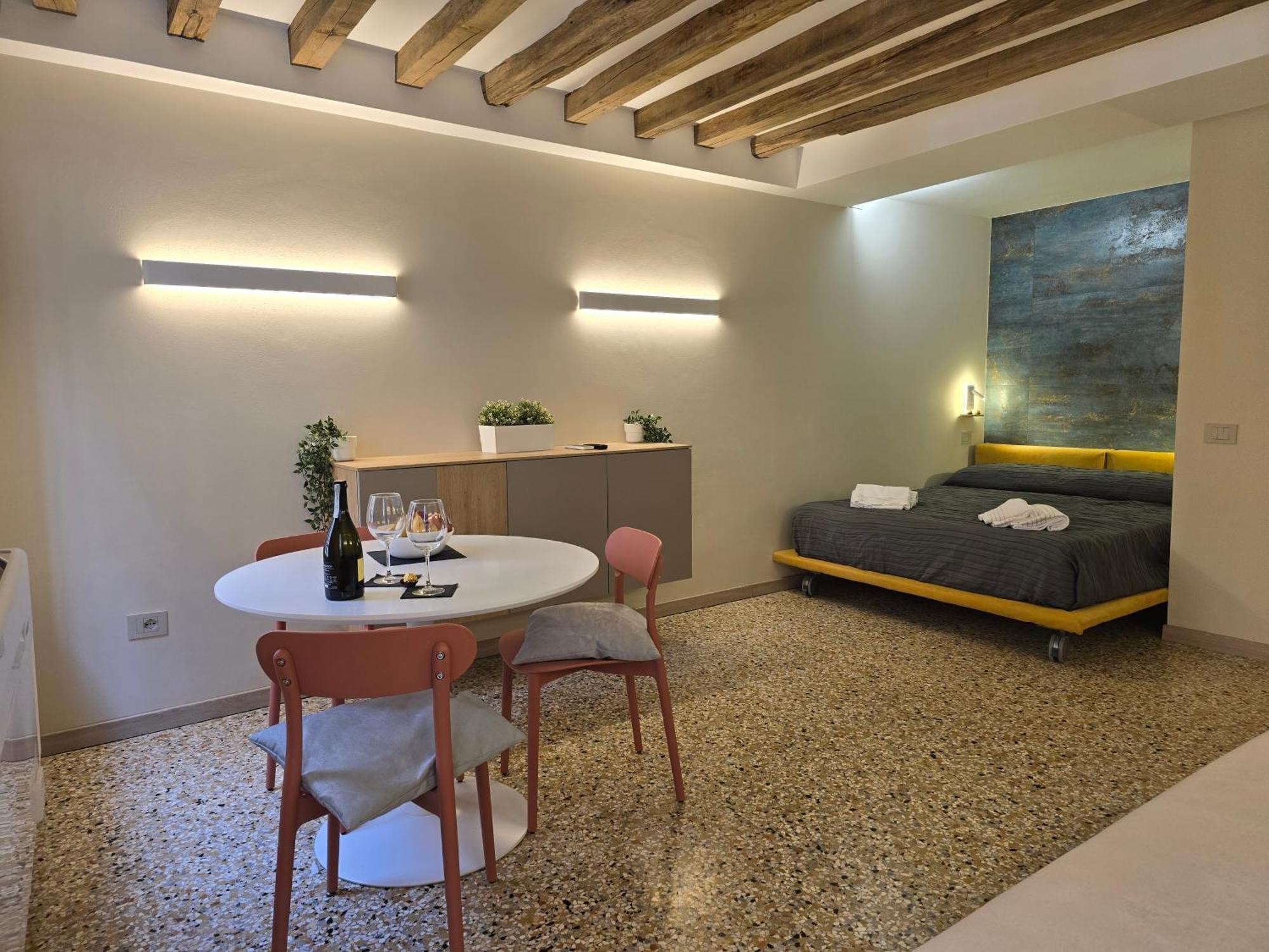 Cozy Studio With Canal View Venesia Bagian luar foto