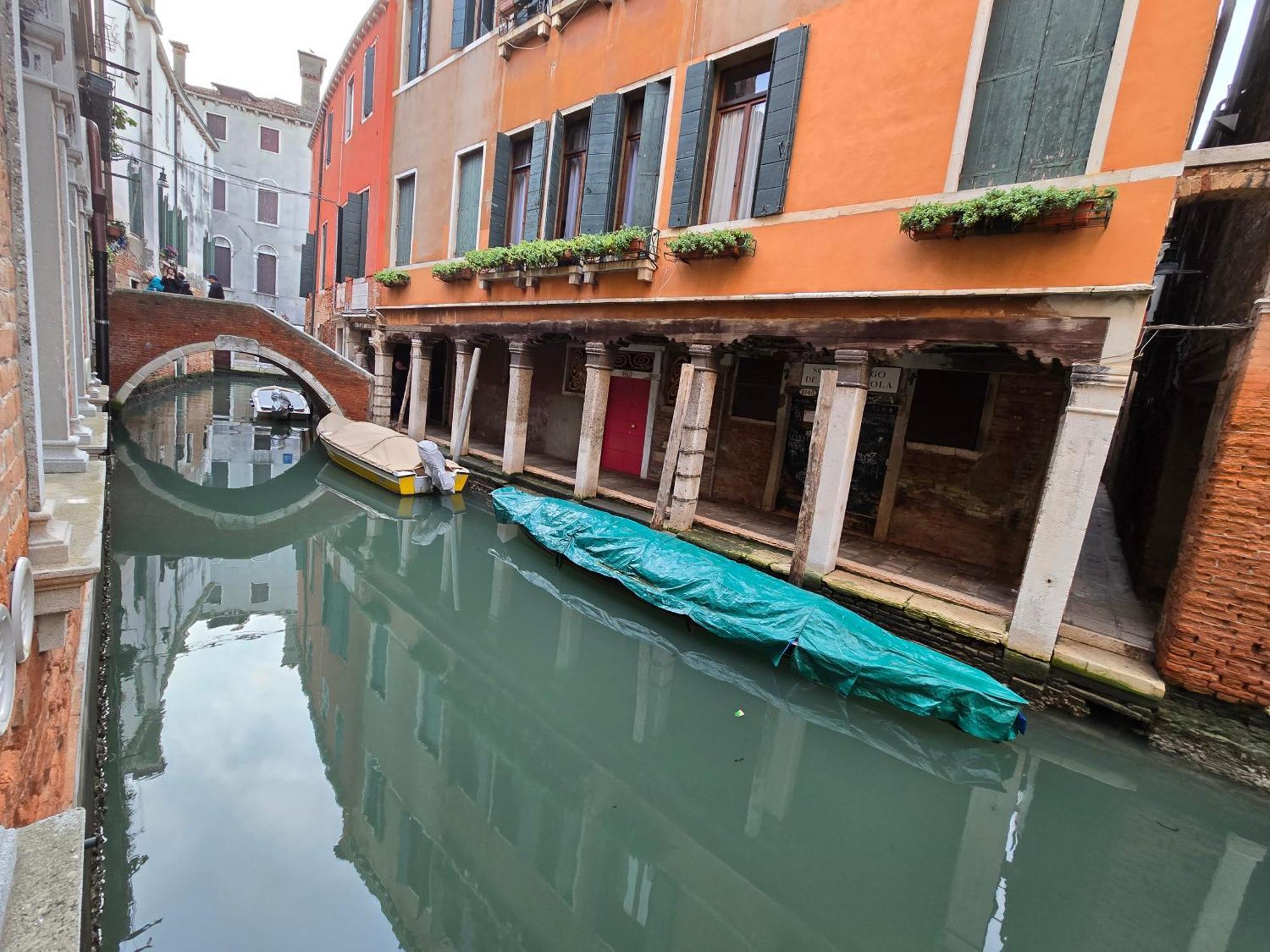 Cozy Studio With Canal View Venesia Bagian luar foto