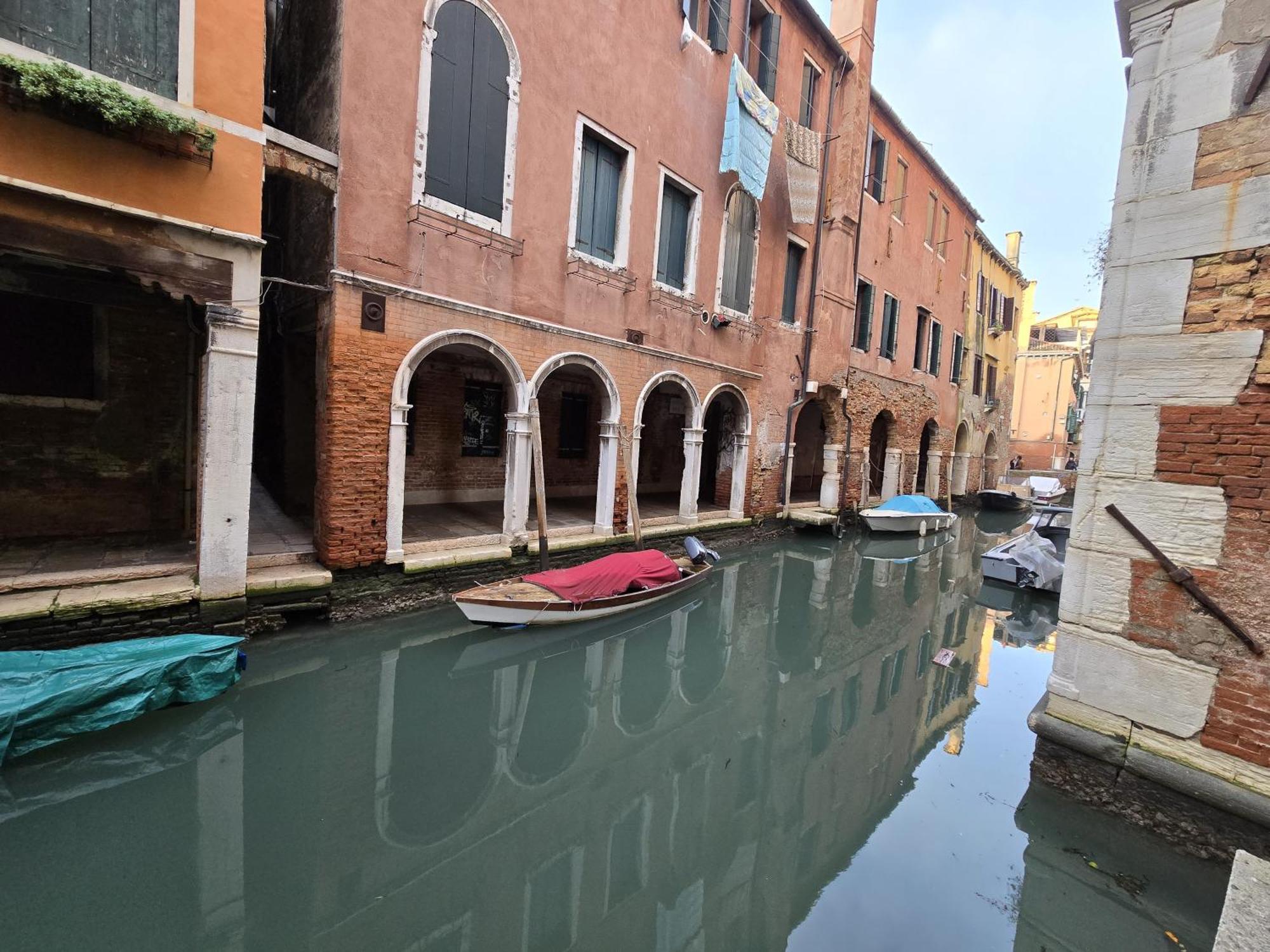 Cozy Studio With Canal View Venesia Bagian luar foto