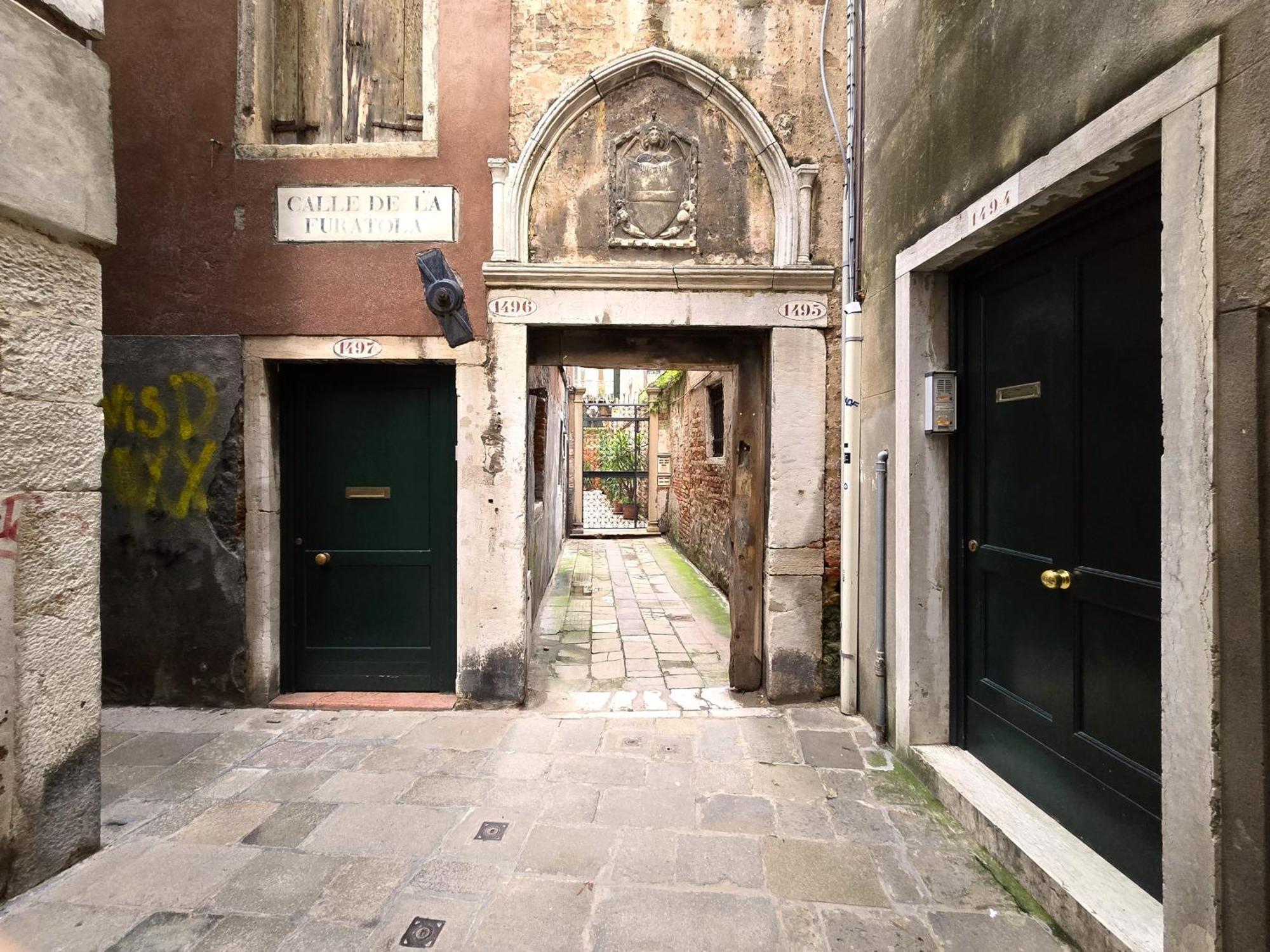 Cozy Studio With Canal View Venesia Bagian luar foto