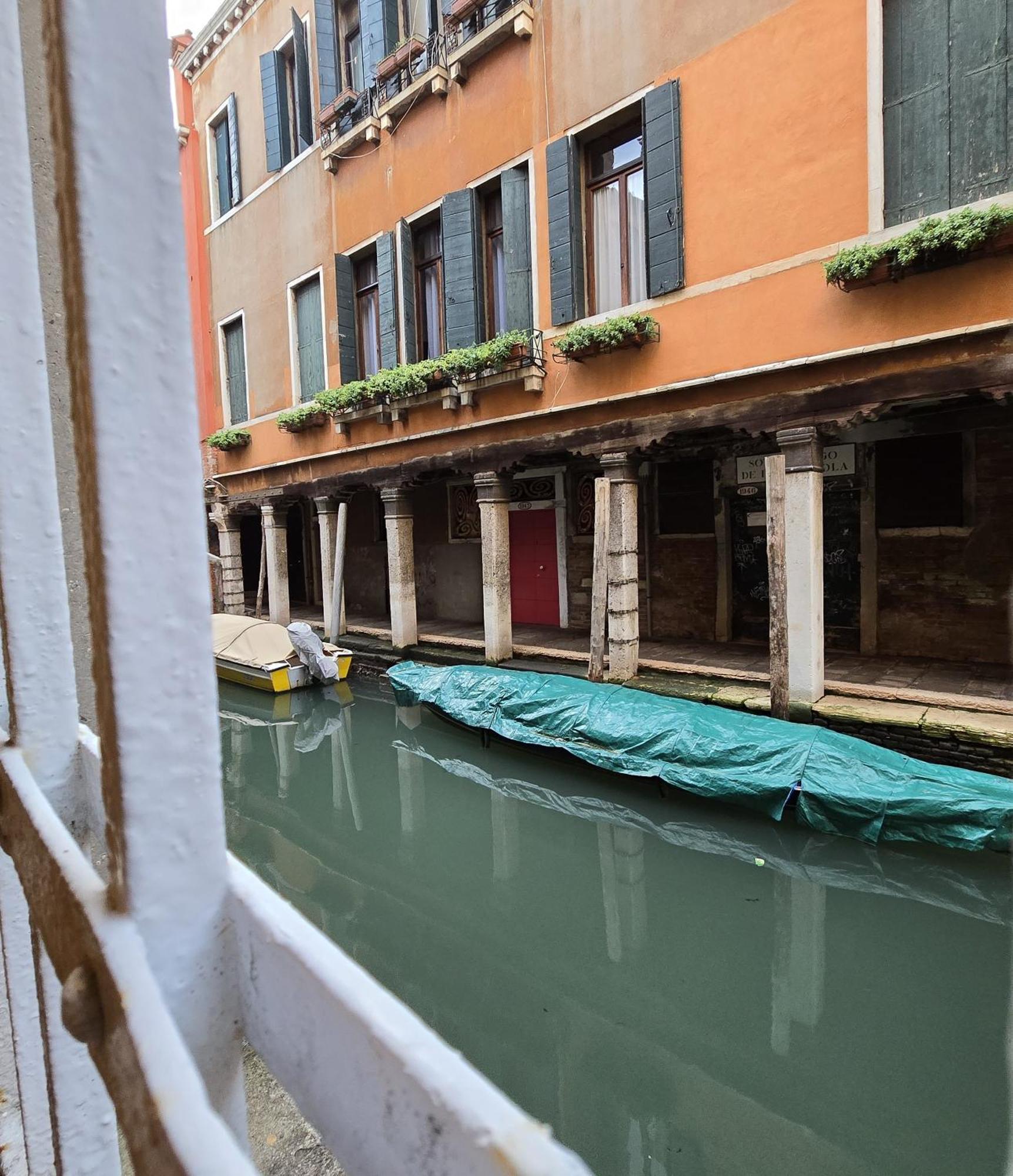 Cozy Studio With Canal View Venesia Bagian luar foto