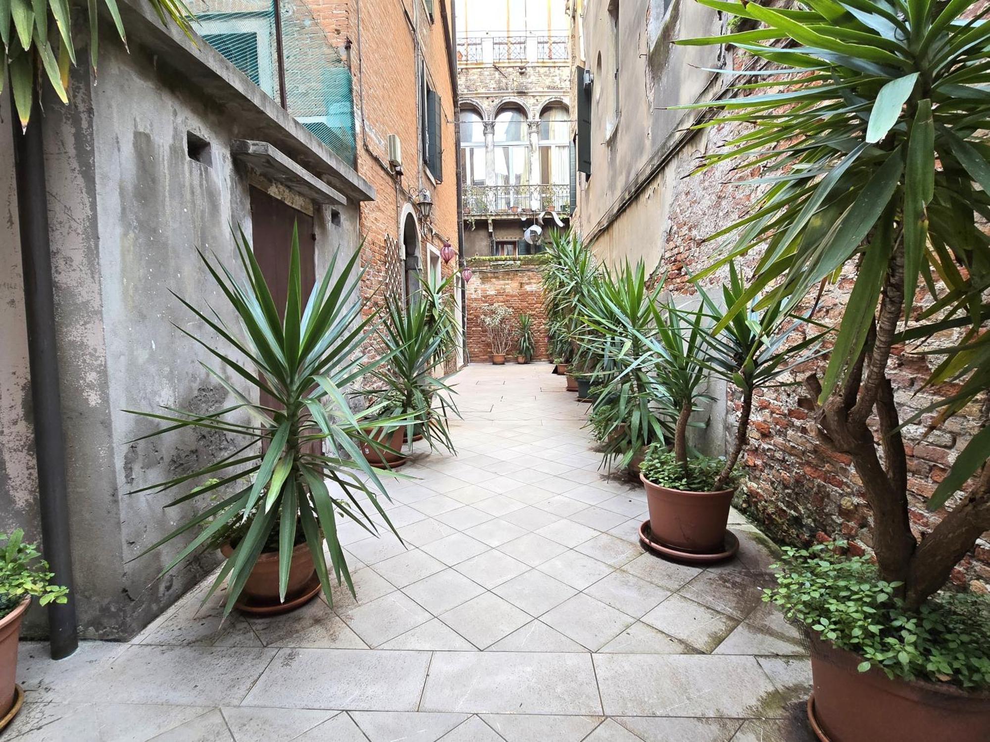 Cozy Studio With Canal View Venesia Bagian luar foto