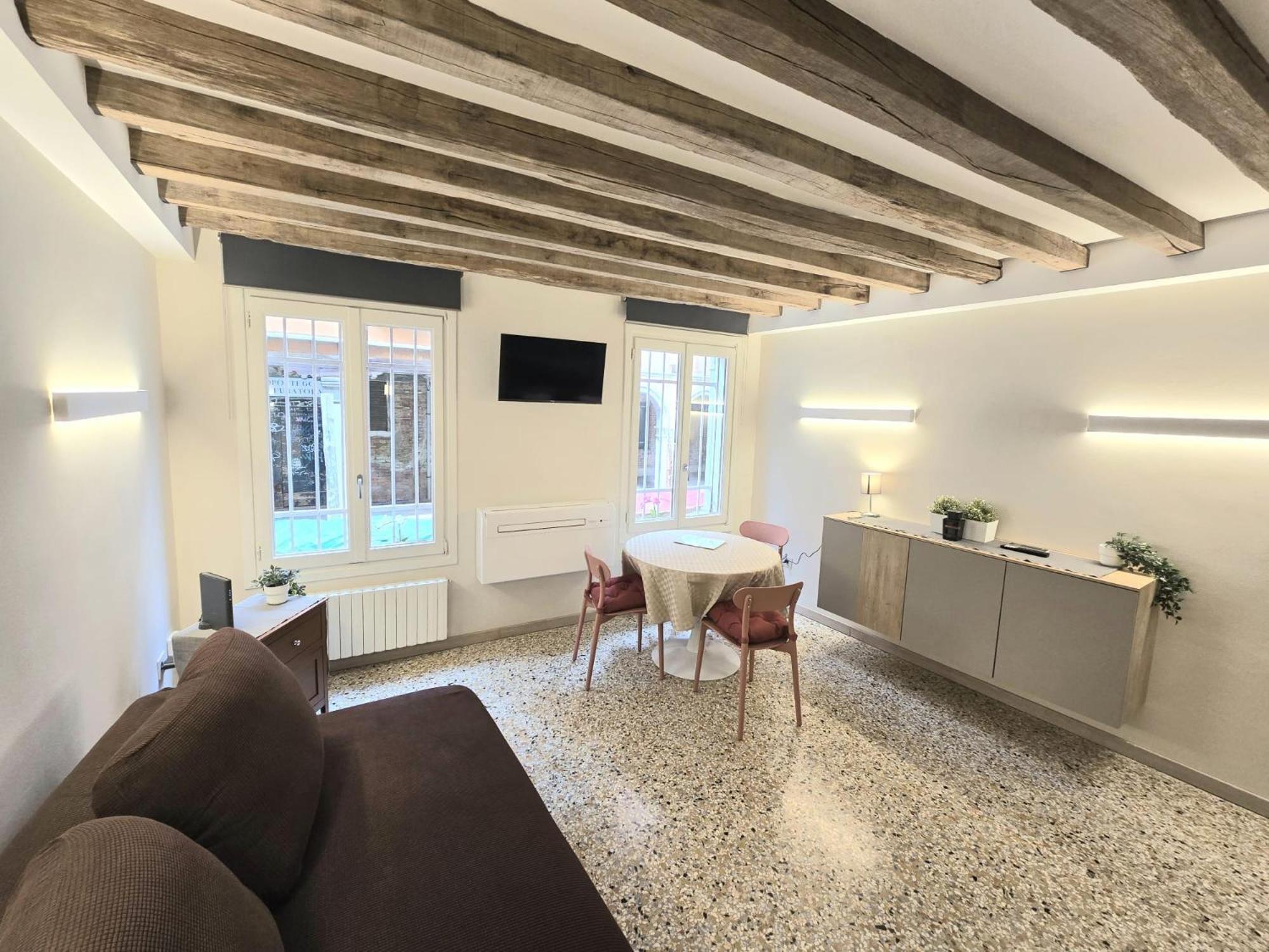 Cozy Studio With Canal View Venesia Bagian luar foto
